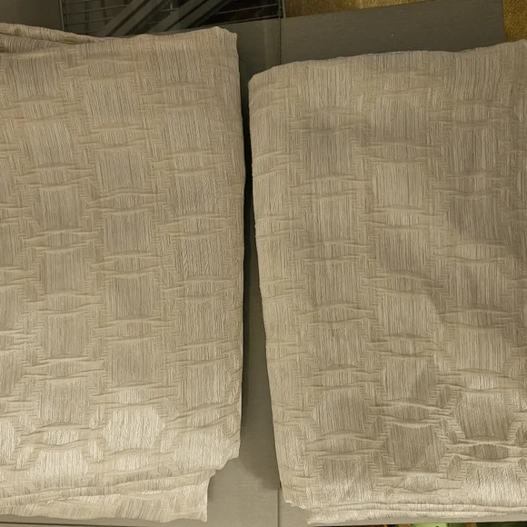 Four beautiful classic curtain panels - Picture 1 of 4